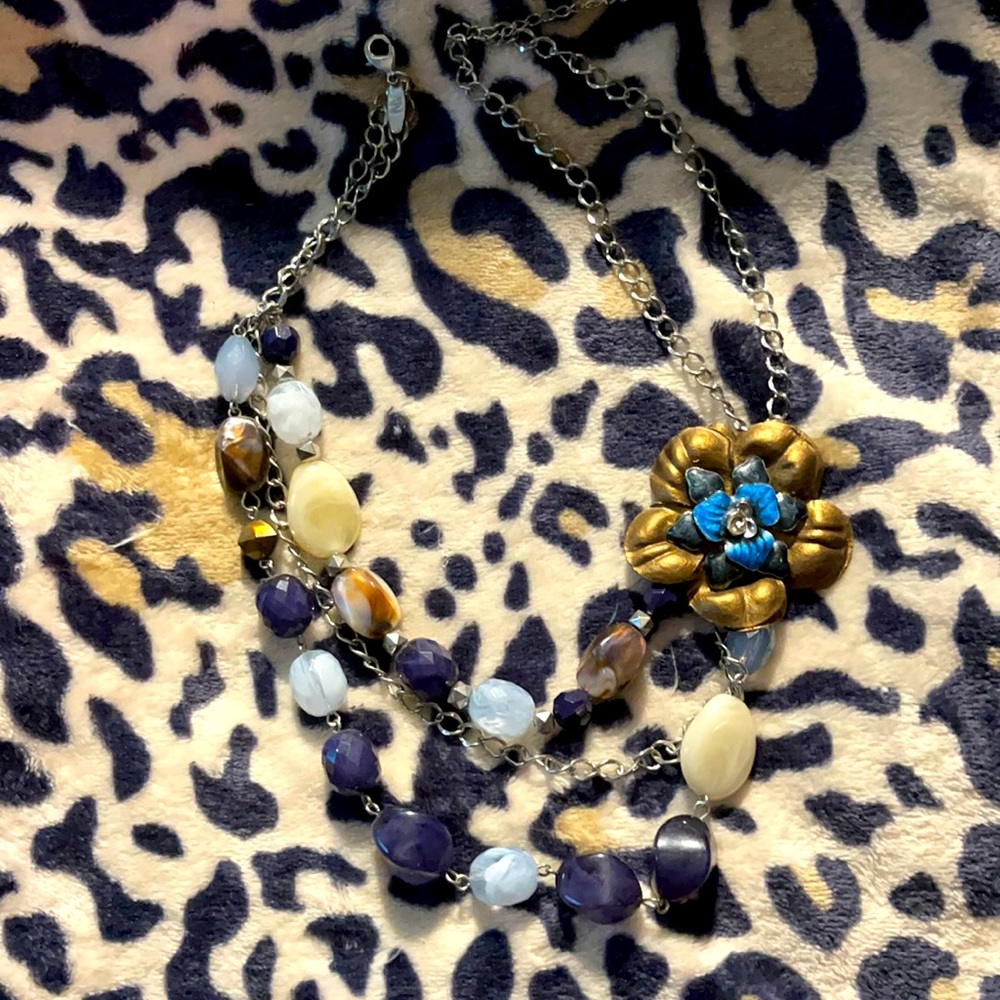 Multicolored necklace with flowers